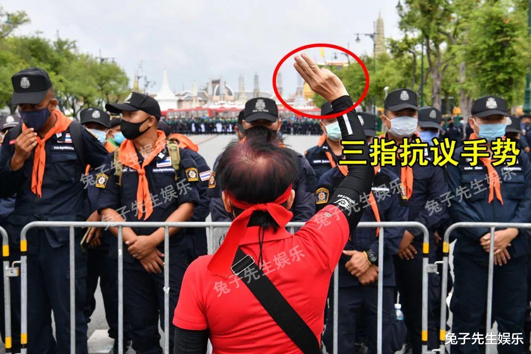 泰國抗議者穿露臍小背心，嘲笑國王騎行服裝，要求削弱泰王勢力！-圖1