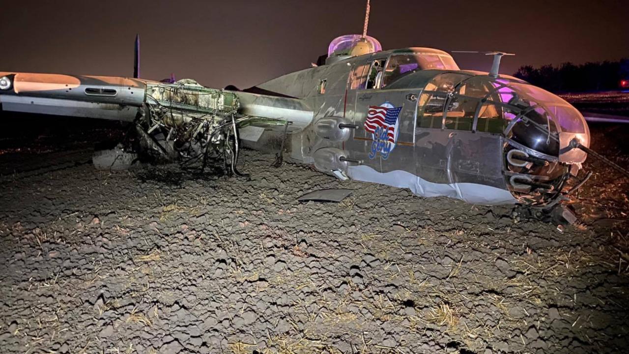 美國一架B-25轟炸機墜毀：栽進泥地 2人受傷（圖）-圖1