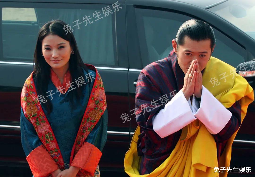 30歲不丹王後性子太直，介意國王拉住自己衣袖，歪過身子拉開距離-圖1