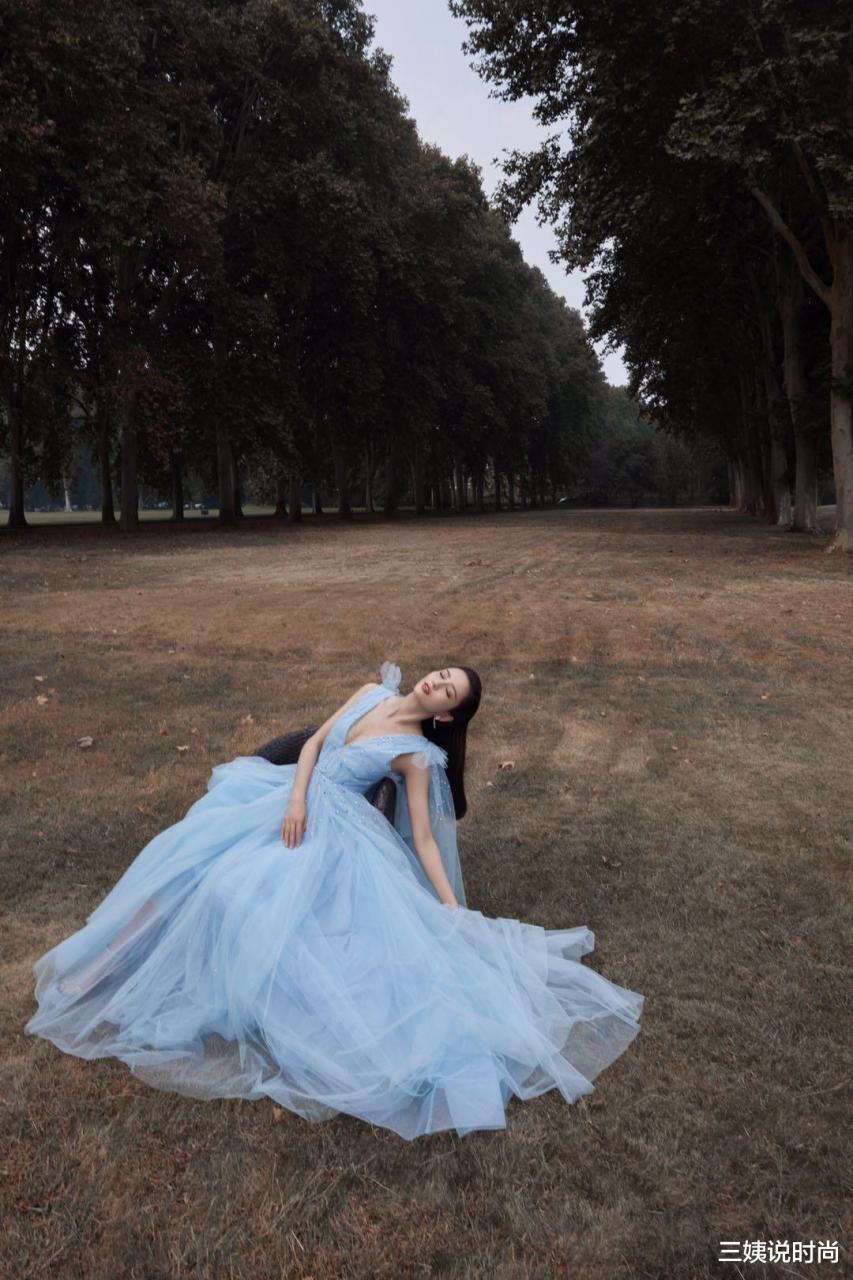 佟麗婭穿藍色系禮服超仙，時刻散發出濃厚的仙女氣息-圖1