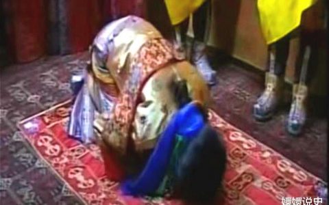 不丹也有跪拜制度！21歲佩瑪大婚時跪丈夫，姿勢標準不輸蘇提達