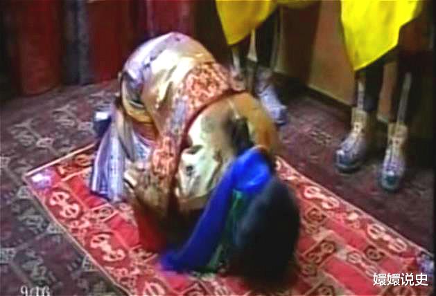 不丹也有跪拜制度！21歲佩瑪大婚時跪丈夫，姿勢標準不輸蘇提達-圖1