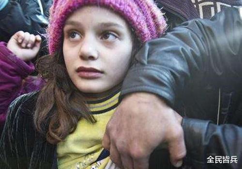 敘利亞黑市上，年輕女子被明碼標價進行出售，全場最低的隻要67元-圖1
