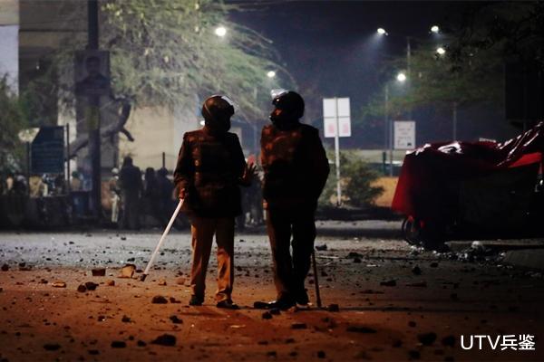 印度又亂套瞭！抗議者破壞上百所房屋，警察果斷開槍殺人以儆效尤-圖1