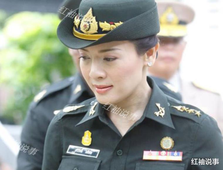 西拉米軍裝照美翻瞭，一顰一笑驚艷時光，不愧是泰國最美王妃-圖1