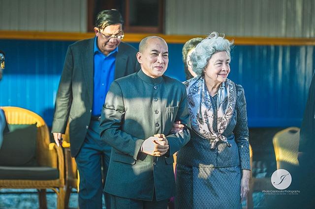 柬埔寨太後83歲瞭還如此雍容高貴！國王陪同抵達北京，儀態超美-圖1