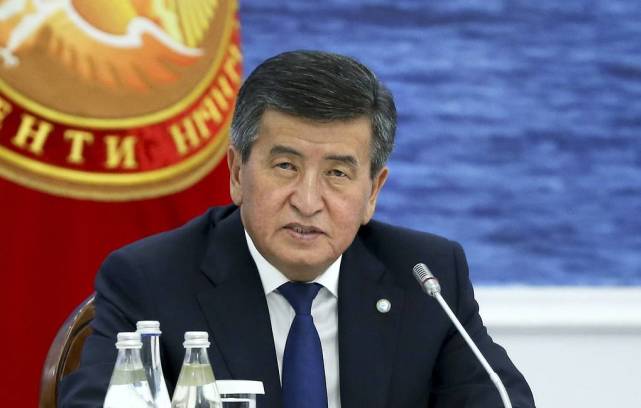吉爾吉斯斯坦局勢生變！總理、議長同日辭職，總統堅持留在首都-圖1