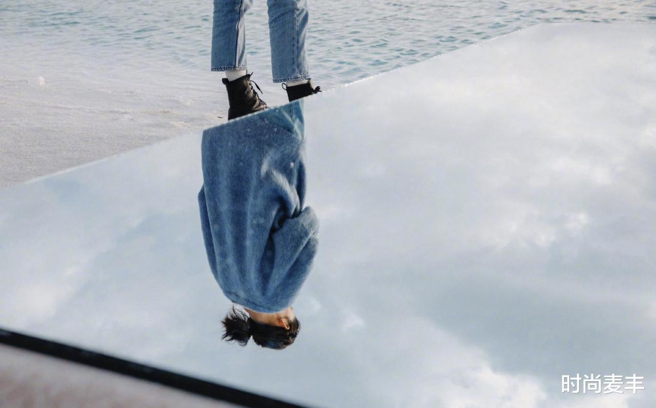 海天一色鏡面照，李沁示范出遊拍照姿勢，藍毛衣牛仔褲融入大自然-圖1