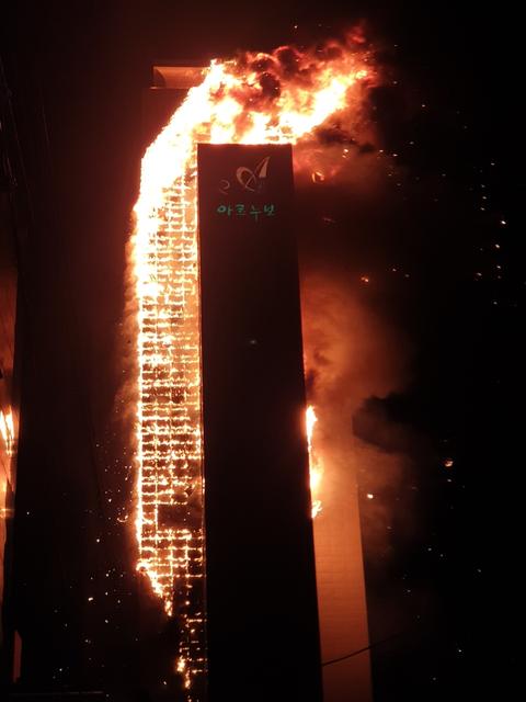 33層高樓燒成火柱! 韓國深夜突發大火 88人送醫-圖1