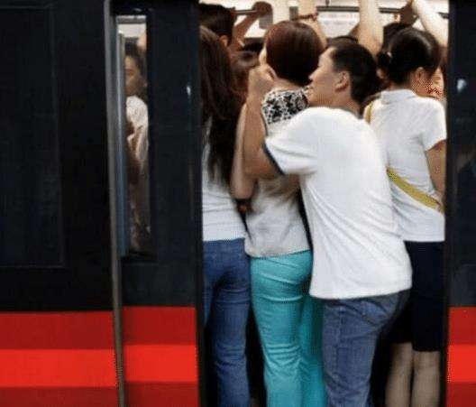 日本地鐵擠到人“意外懷孕”？看到這組照片後，網友：難以想象-圖1