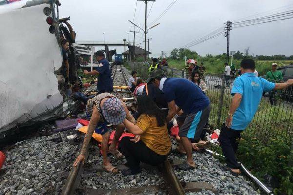 外媒: 泰國旅遊大巴與火車相撞 造成至少17人死亡-圖1