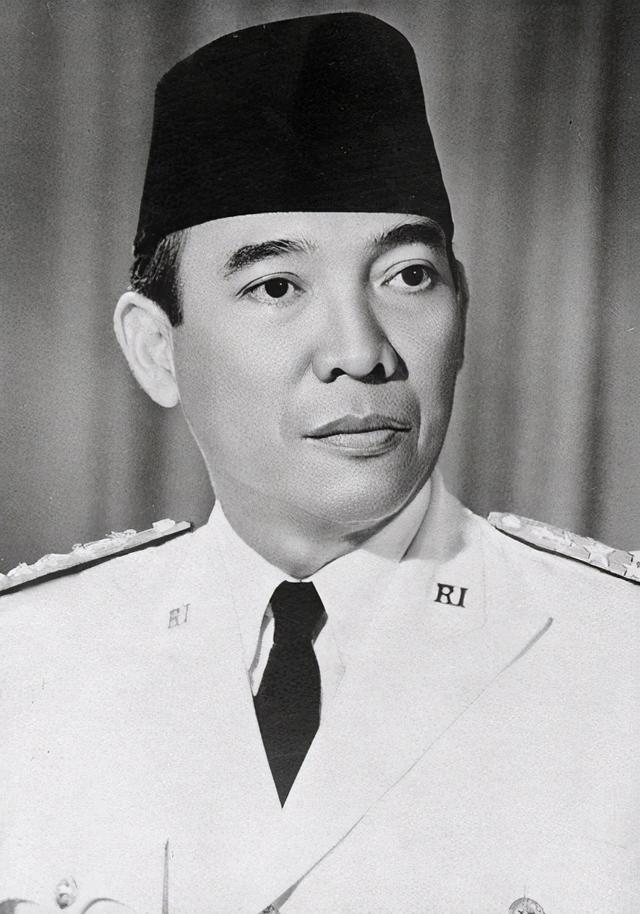1965年印尼排華事件，30萬人遇害，我僑民頭顱被掛路旁示眾-圖1