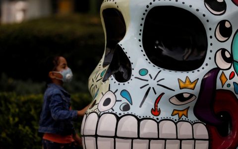 墨西哥亡靈節將至 街頭“骷髏”雕塑吸睛