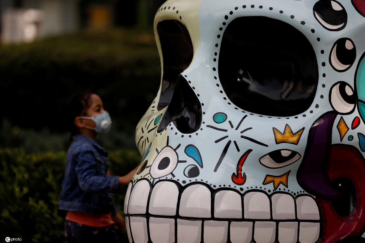 墨西哥亡靈節將至 街頭“骷髏”雕塑吸睛-圖1