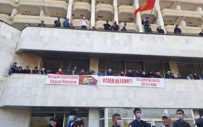 吉爾吉斯斯坦抗議者繼續擴大集會規模 要求解散議會-圖1