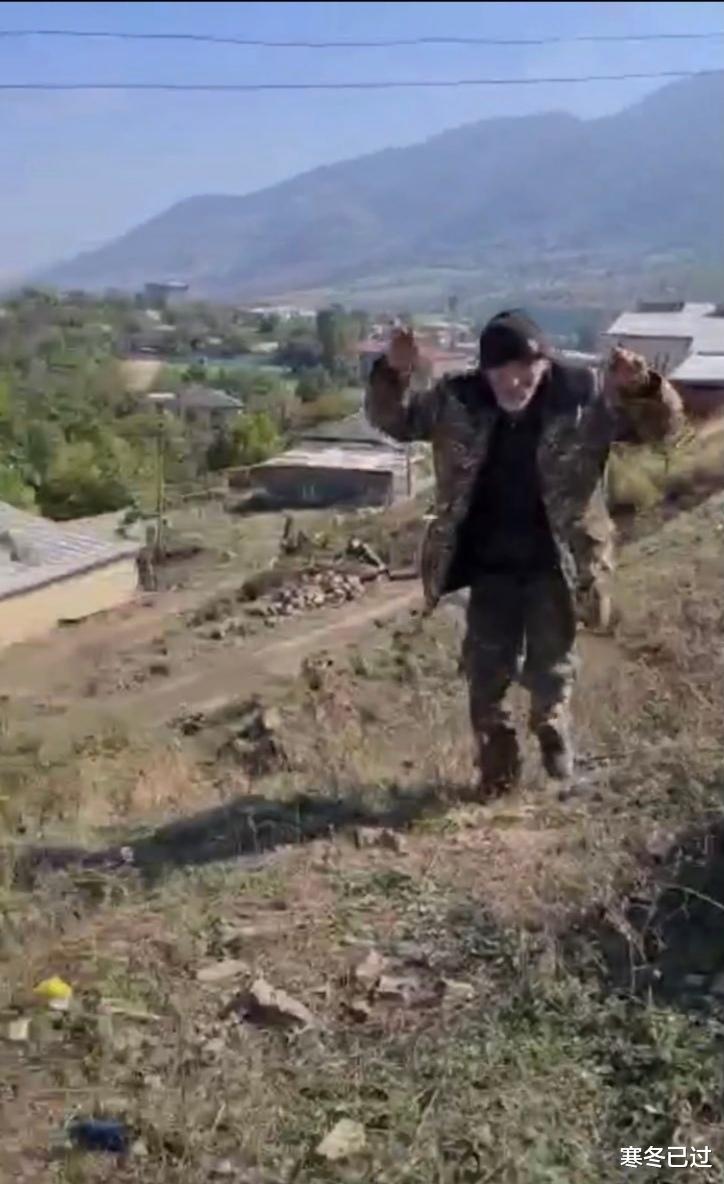 阿塞拜疆士兵惹眾怒，射殺身披亞國國旗的戰俘，砍下敵人頭顱炫耀戰功-圖1