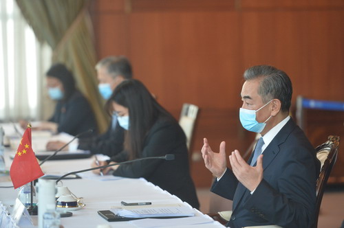 王毅同泰國副總理兼外長敦舉行會談-圖1