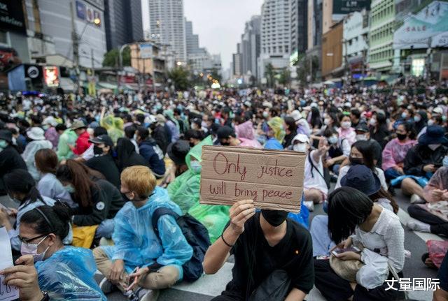 泰國示威蔓延最少12府，曼谷萬人冒雨進行“突擊式”集會-圖1
