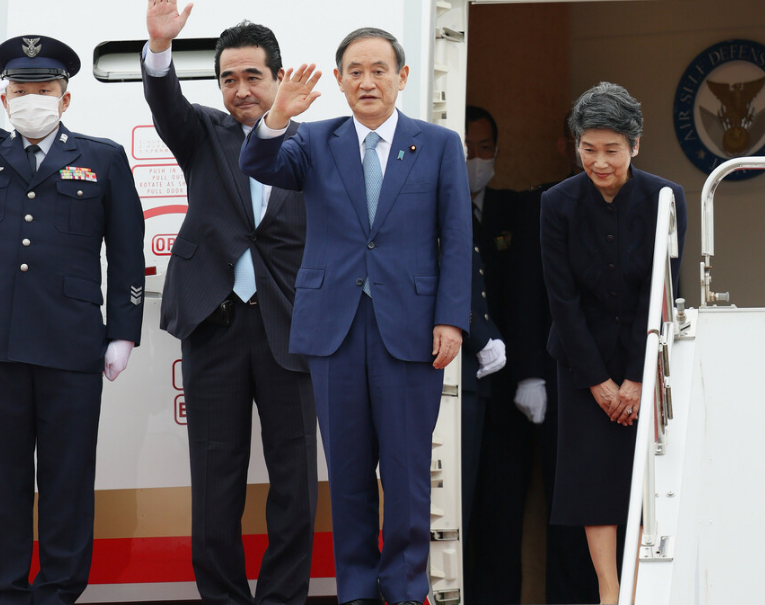 菅義偉任日本首相後首次出訪 攜夫人公開露面-圖1
