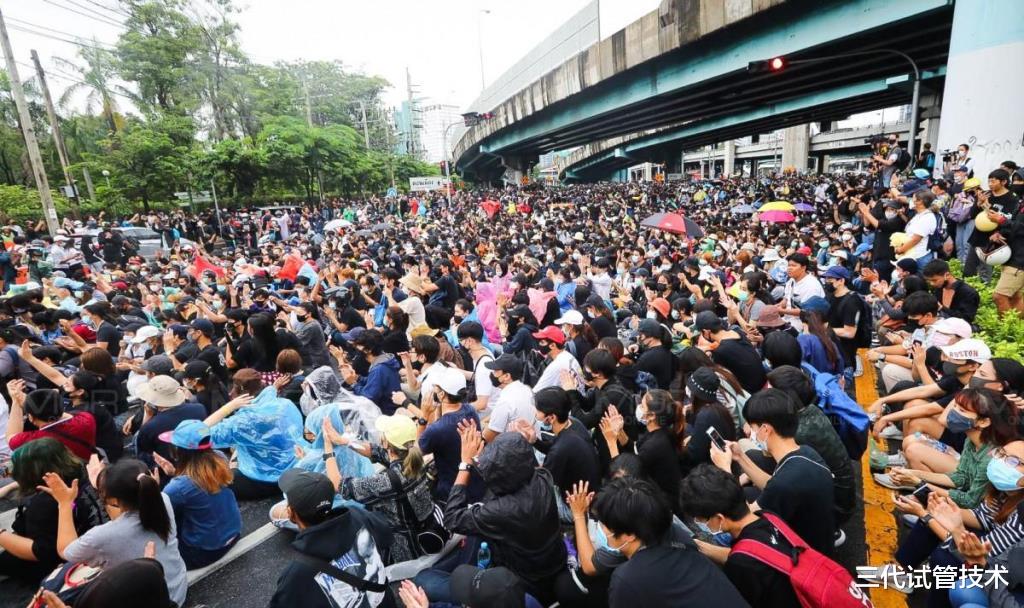 曼谷示威快閃化癱瘓交通成目標-圖1