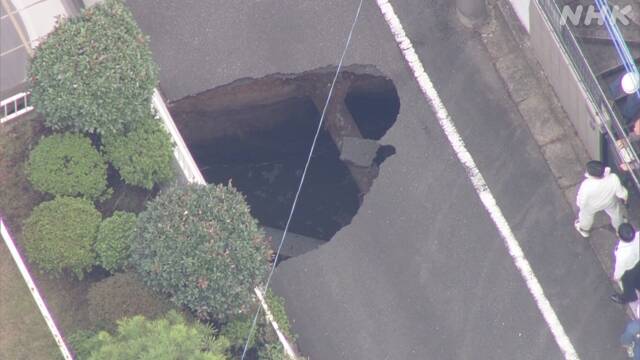 東京街頭突現5米深大洞 目擊者：一聲巨響後地面猛烈搖晃-圖1