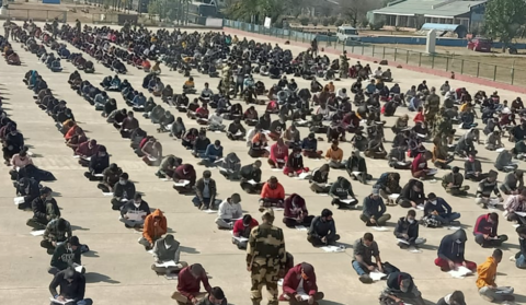 印度招募邊境安保人員: 3萬人參加 密密麻麻坐地上考試-圖1