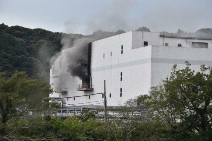 日本一工廠火災持續超30小時：廠內存爆炸物 居民抱怨臭味難忍-圖1