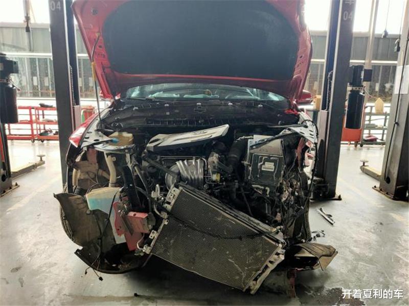 比亞迪宋Pro撞車，車頭嚴重受損，車內人員僅受輕微擦傷！-圖1
