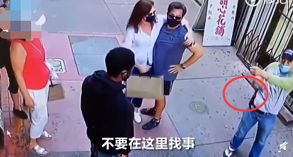 黑人尾隨華裔遊客並突然襲擊，路旁另一名華裔亮出瞭手槍，將其嚇走…-圖1