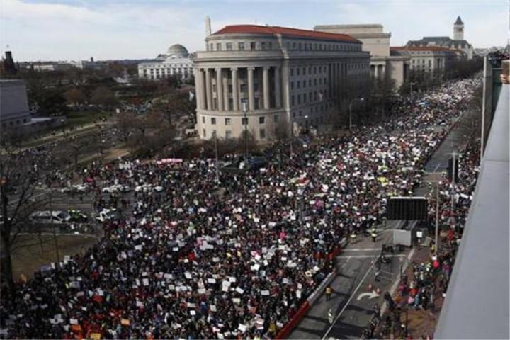 節骨眼上又生事！10萬美國人走上街頭，華盛頓再次爆發遊行-圖1