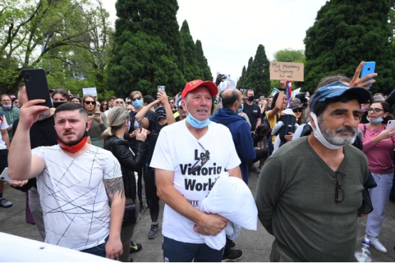 澳大利亞爆發嚴重混戰！200多人抗議者不戴口罩，與警方大打出手-圖1