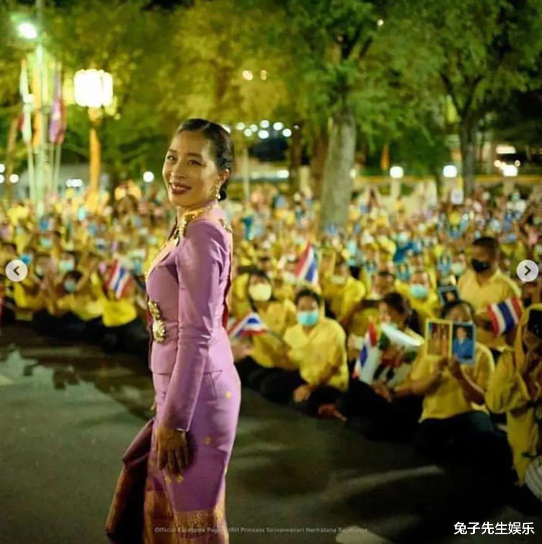 泰國大公主真給老爸面子，跪在水泥地上為泰王捧場，忙得滿頭大汗-圖1
