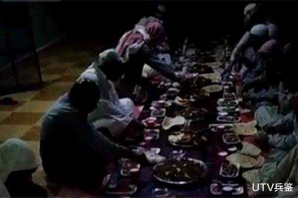不許上岸！敘利亞極端分子金盆洗手，軍官吃散夥飯時被美軍團滅-圖1