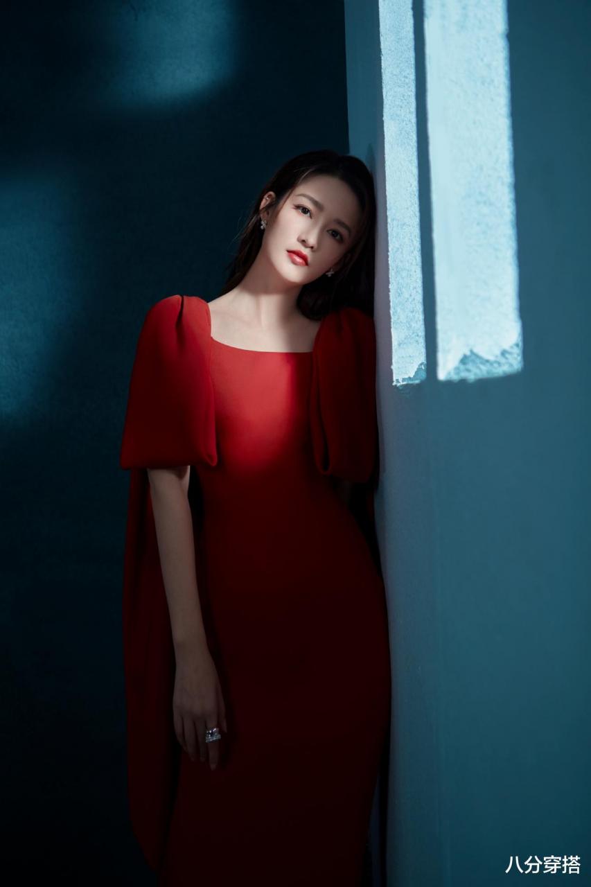 李沁又美得“過分”瞭，一襲大紅色連衣裙精致高級，神秘高貴-圖1