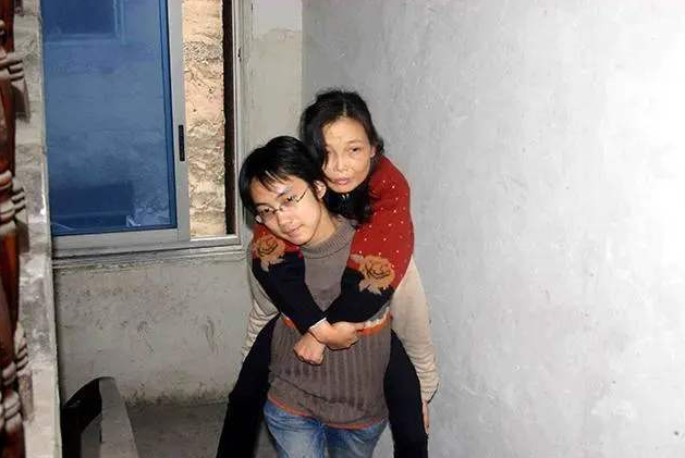 2005年，“背母上學”的劉婷，後來選擇變性成女人，過得怎樣？-圖1