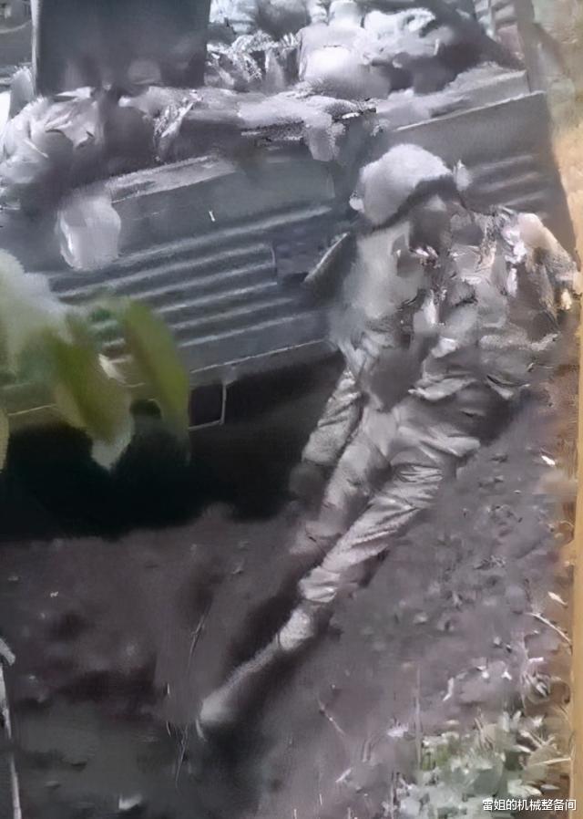 阿塞拜疆卡車裝滿屍體，將大量屍骸扔進巨坑掩埋，屍體不是阿軍士兵？-圖1