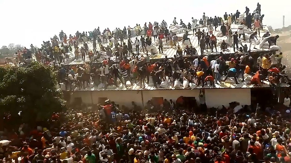 尼日利亞數千民眾洗劫政府糧倉，掀翻屋頂，墻被戳出窟窿-圖1