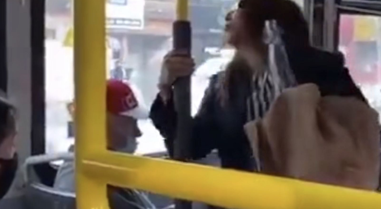 加拿大女子拒戴口罩，朝華裔留學生吐口水，被一巴掌扇飛出公交車-圖1