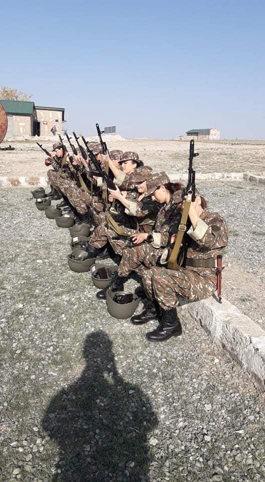 亞美尼亞女兵訓練畫面曝光：手持長槍 面露微笑（圖）-圖1