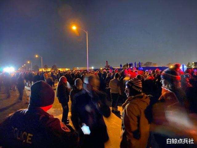 特朗普早就“溜瞭”，在寒風中留下數千支持者，7人被救護車拉走-圖1