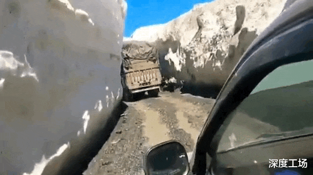 印軍卡車小心翼翼通過，拉達克恐怖山口：兩側是數米高雪墻-圖1