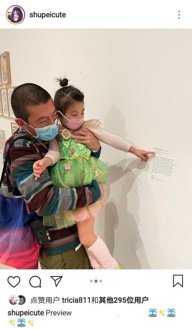 秦舒培一傢看藝術展，3歲女兒身高優越，陳冠希快抱不過來顯吃力-圖1