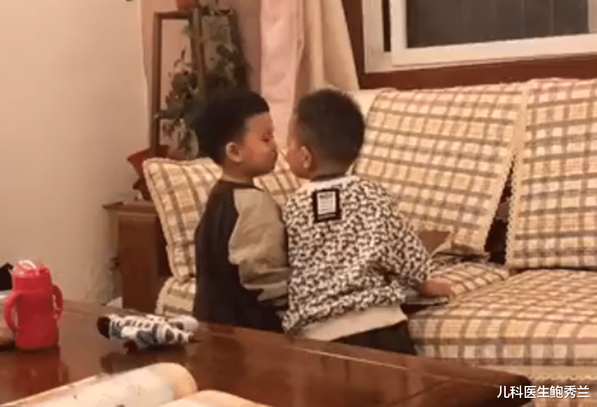 兩個小男孩毫無征兆的“親吻”火瞭，網友：你們長大後會後悔的！-圖1