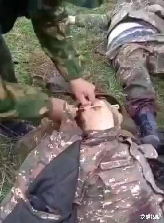 阿塞拜疆虐俘畫面曝光：用刀割掉戰俘耳朵，現場高喊“奪回納卡”-圖1
