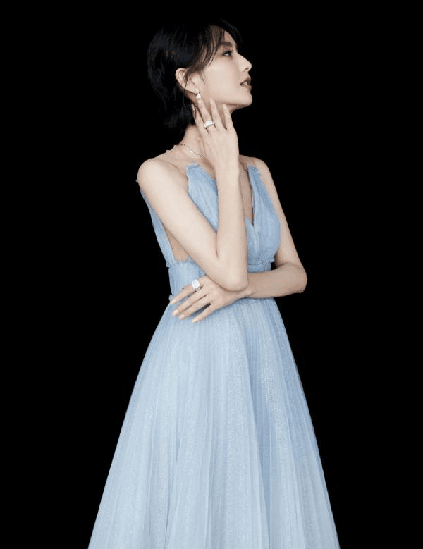 佟麗婭美得高調，穿淺藍色連衣裙溫婉優雅，身段婀娜好迷人-圖1