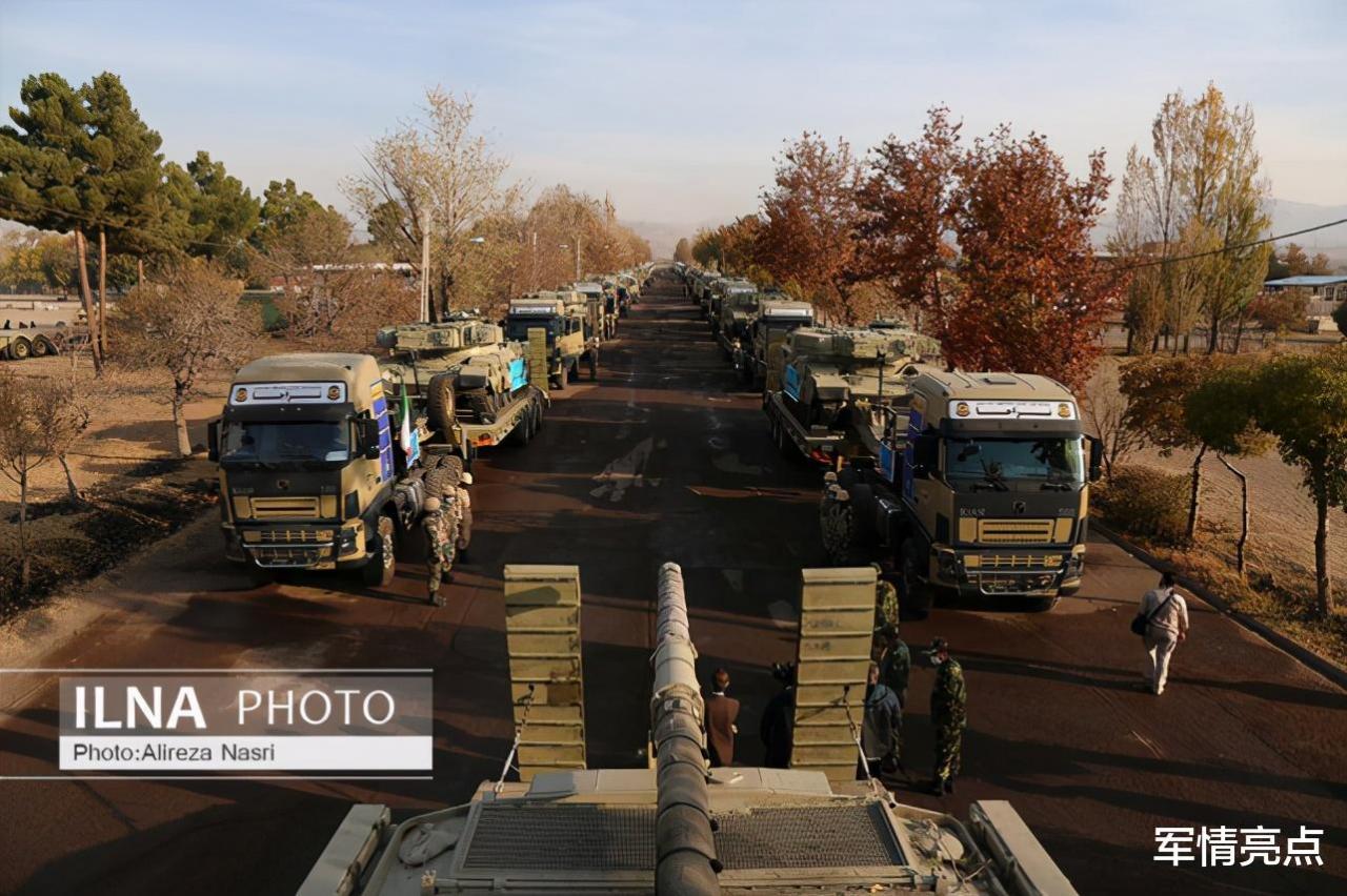 伊朗裝甲大軍挺進北部邊境，車隊浩浩蕩蕩，聯手俄軍阻止事態惡化-圖1