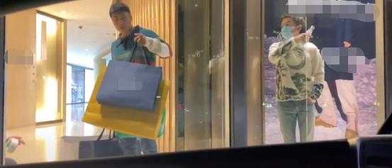 李佳琦嗨逛頂級商場，助理兩手拿滿5大袋，被指購物從不需要折扣-圖1