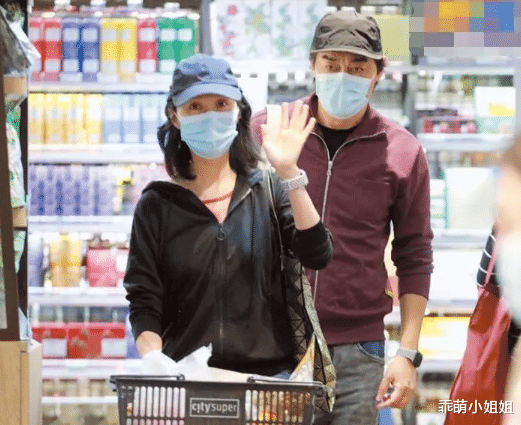 劉青雲與太太一起逛街，被媒體偷拍，用霸氣的手勢警告對方！-圖1