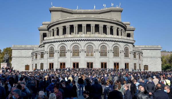 外媒: 亞美尼亞反對派要求總理下臺 批納卡停火協議“叛國”-圖1