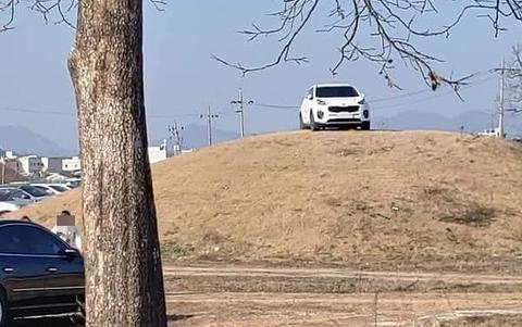 韓國有人把SUV開上王室古墓墳頭 民眾炸鍋-圖1